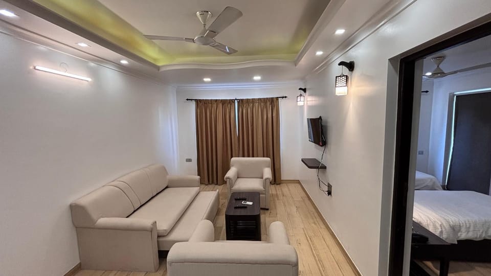 Bed, TV and multimedia, Living room, Photo of the whole room, Seating area, air conditioner