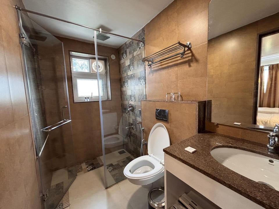 Shower, Toilet, Bathroom, towels
