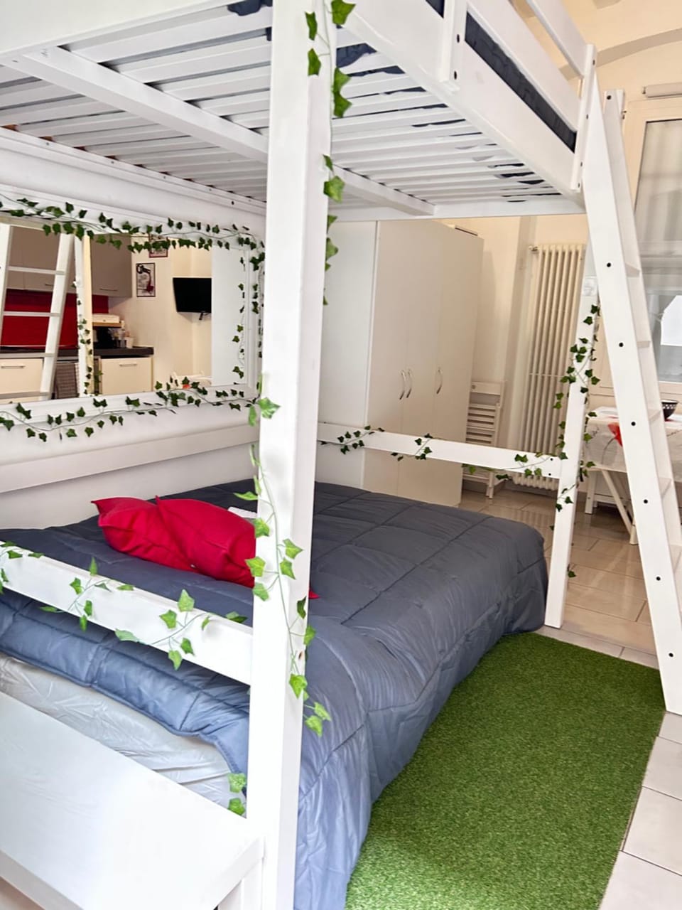 Bed, Photo of the whole room, Bedroom, bunk bed, air conditioner