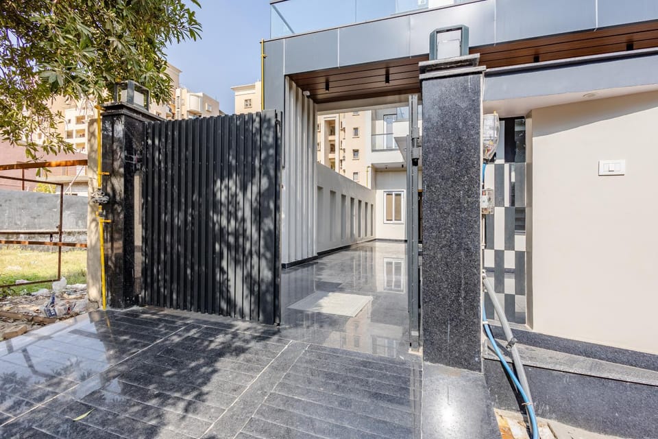 Property building, Facade/entrance, Day