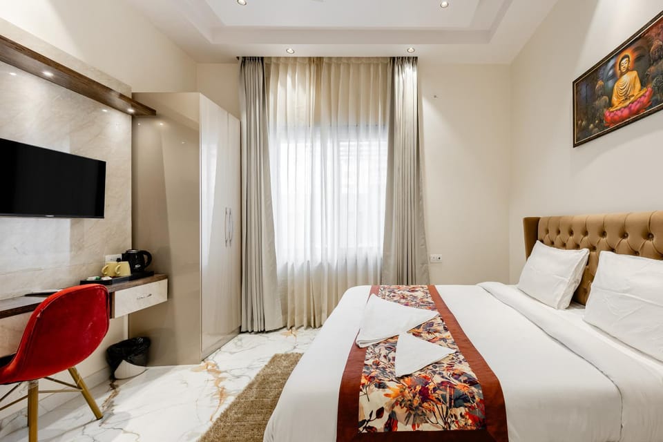Bed, TV and multimedia, Photo of the whole room, Bedroom, hair dresser