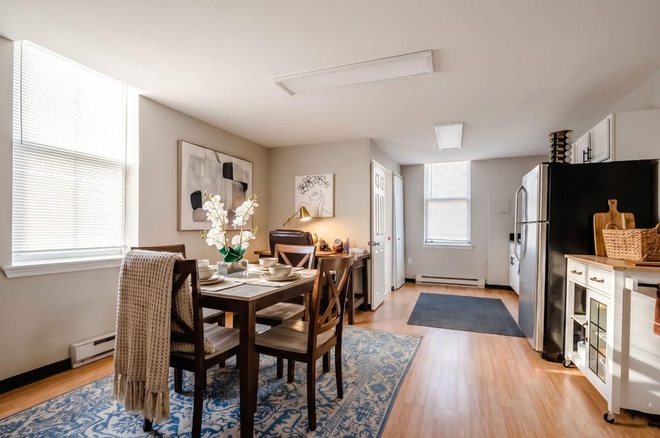 The Terrace at Park Place 2nd floor walk up -cozy 2 bedroom fast WiFi free coffee Apartment in Wilmington