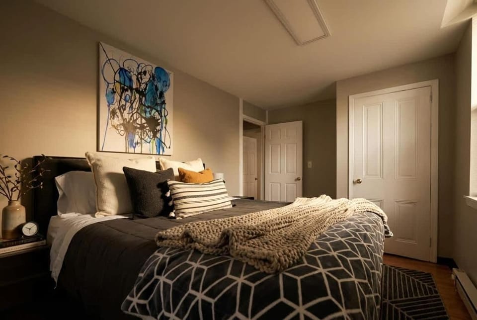 The Terrace at Park Place 2nd floor walk up -cozy 2 bedroom fast WiFi free coffee Apartment in Wilmington