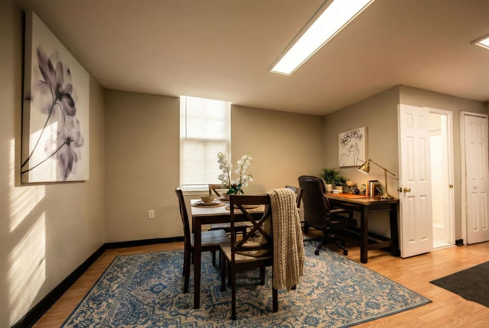 The Terrace at Park Place 2nd floor walk up -cozy 2 bedroom fast WiFi free coffee Apartment in Wilmington