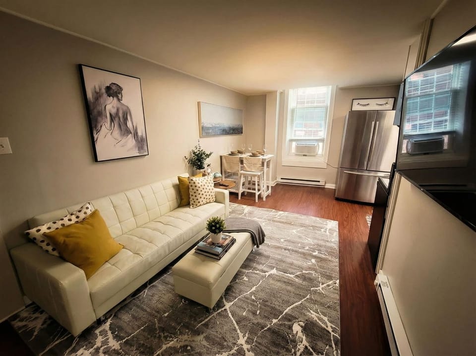 Redwood loft at Park Place King bed walk in closet fast WIFI and free coffee Apartment in Wilmington