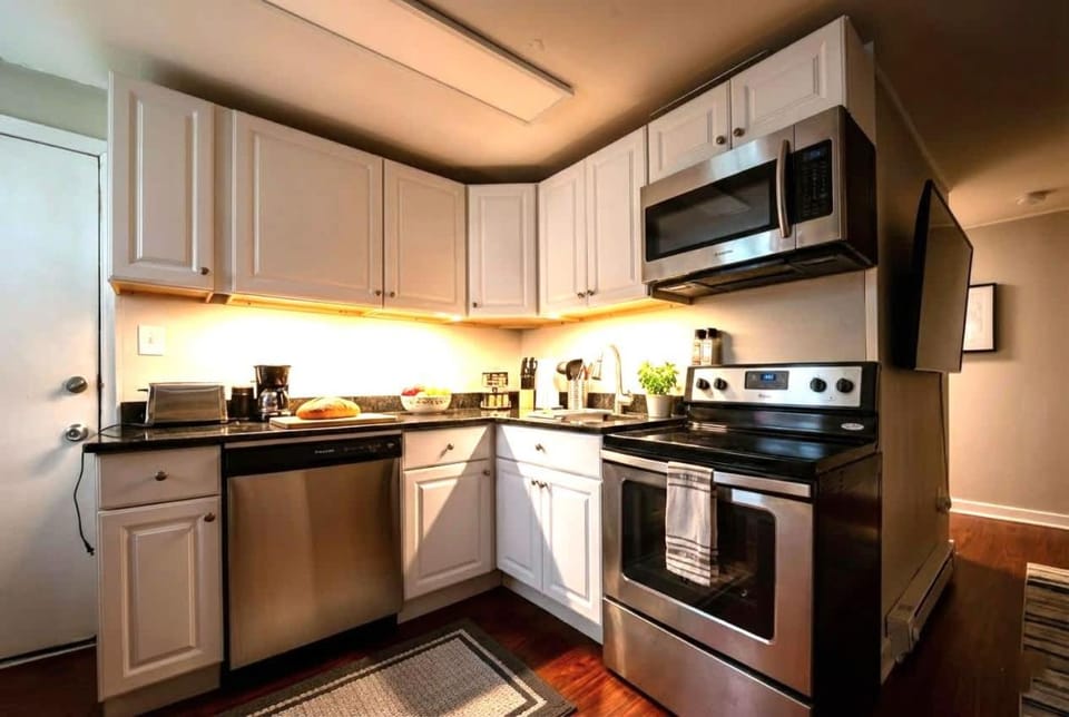 Redwood loft at Park Place King bed walk in closet fast WIFI and free coffee Apartment in Wilmington