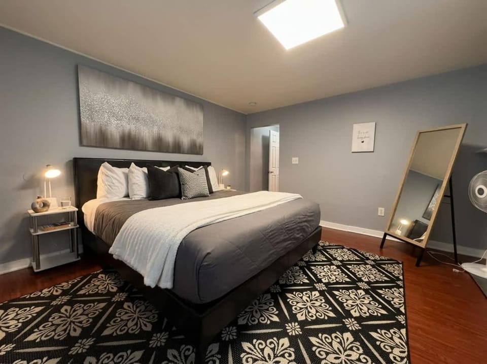 Redwood loft at Park Place King bed walk in closet fast WIFI and free coffee Apartment in Wilmington
