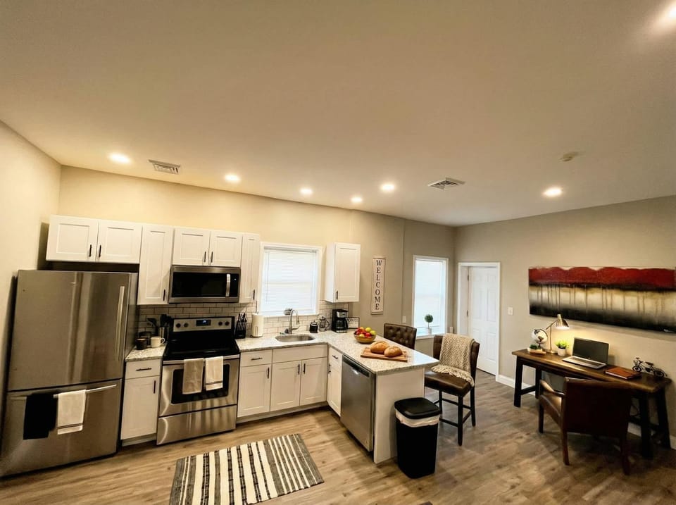 The Penthouse at Park Place King bed fast WIFI and free coffee Apartment in Wilmington