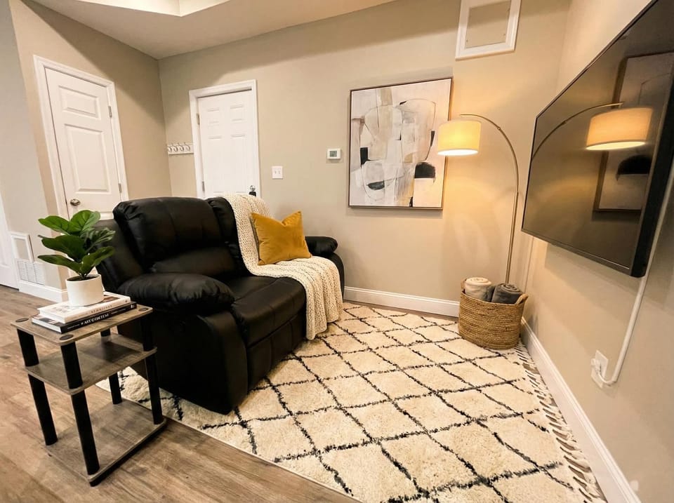 The Penthouse at Park Place King bed fast WIFI and free coffee Apartment in Wilmington