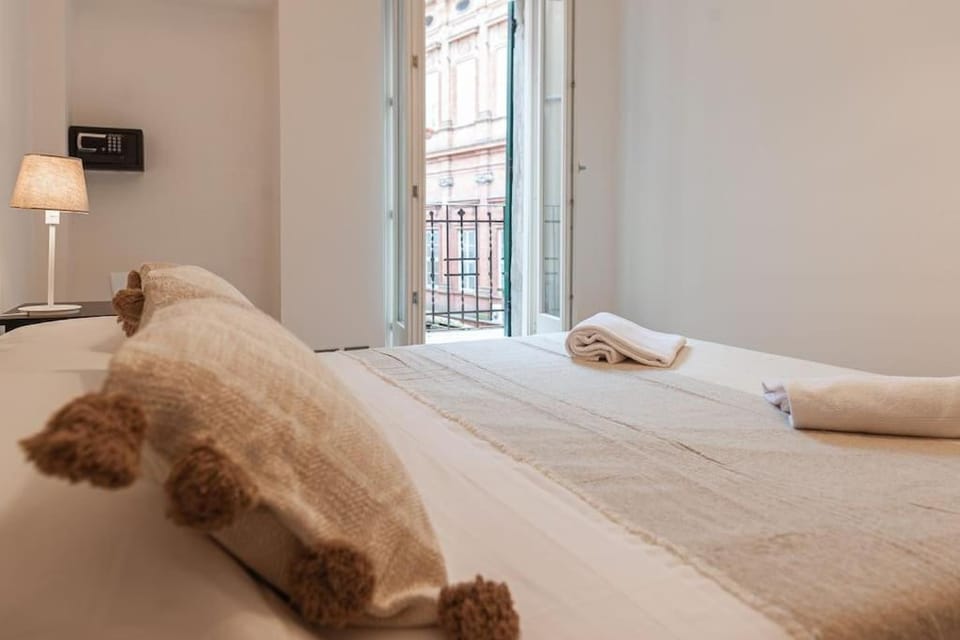 Bed, Bedroom, towels