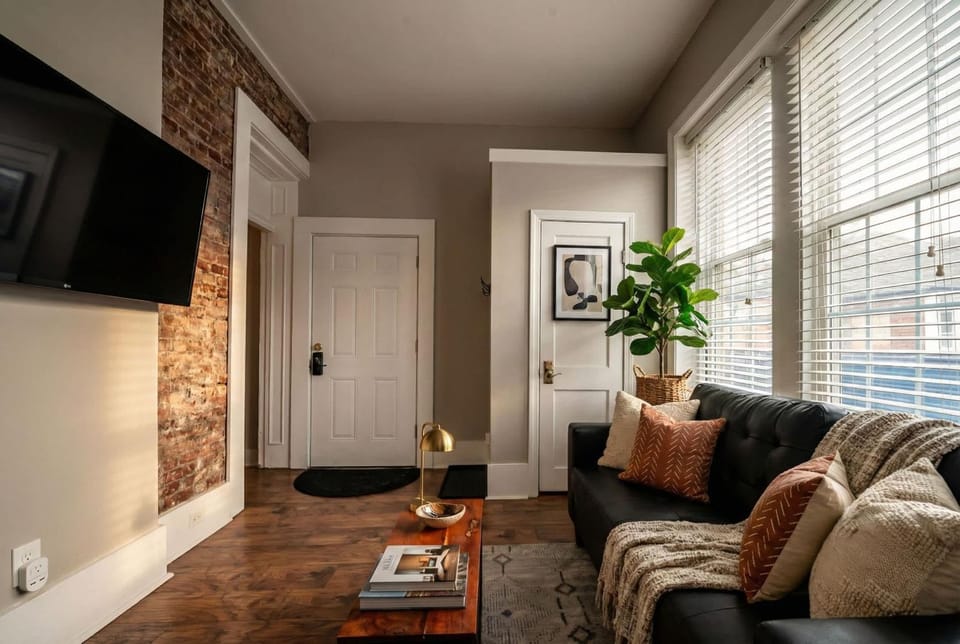 Park Place- cozy modern space fully updated fast WiFi good coffee and easy parking Apartment in Wilmington