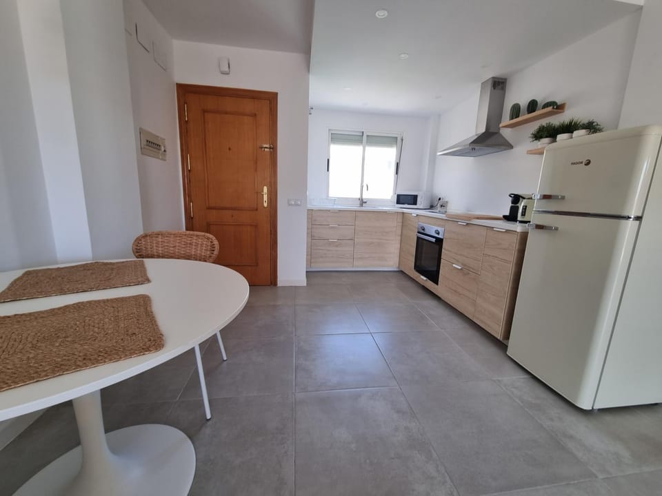 Kitchen or kitchenette, Dining area, minibar, pet friendly, stove
