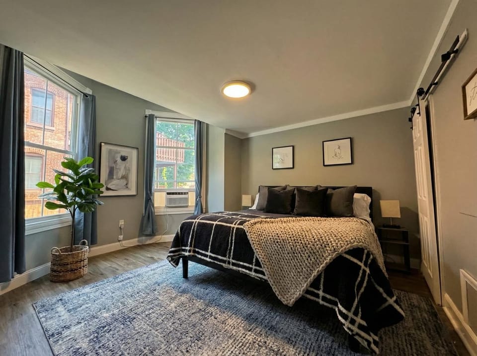 The Grayson at Park Place- cozy and fully updated with King bed free coffee and fast WIFI Apartment in Wilmington
