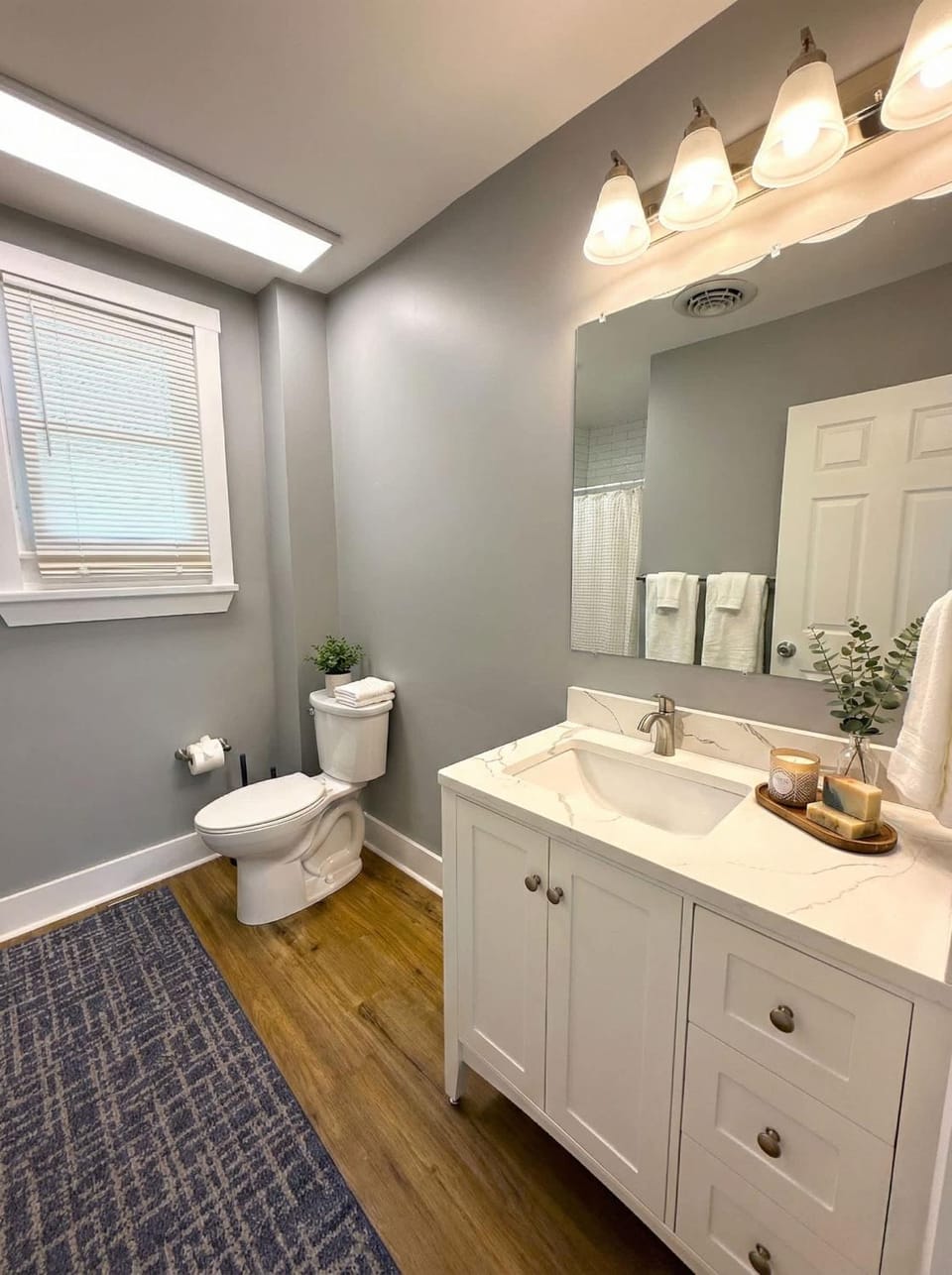 Cozy Walk up King Bed fast WiFi Apartment in Wilmington