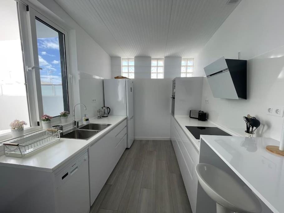 Kitchen or kitchenette, dishwasher, minibar
