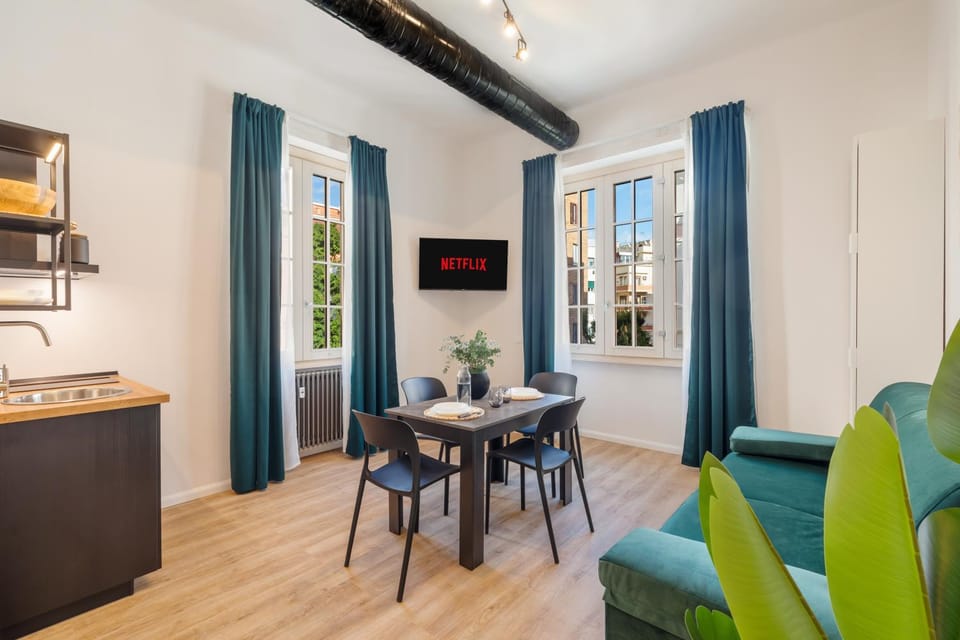 TV and multimedia, Kitchen or kitchenette, Living room, Seating area, Dining area