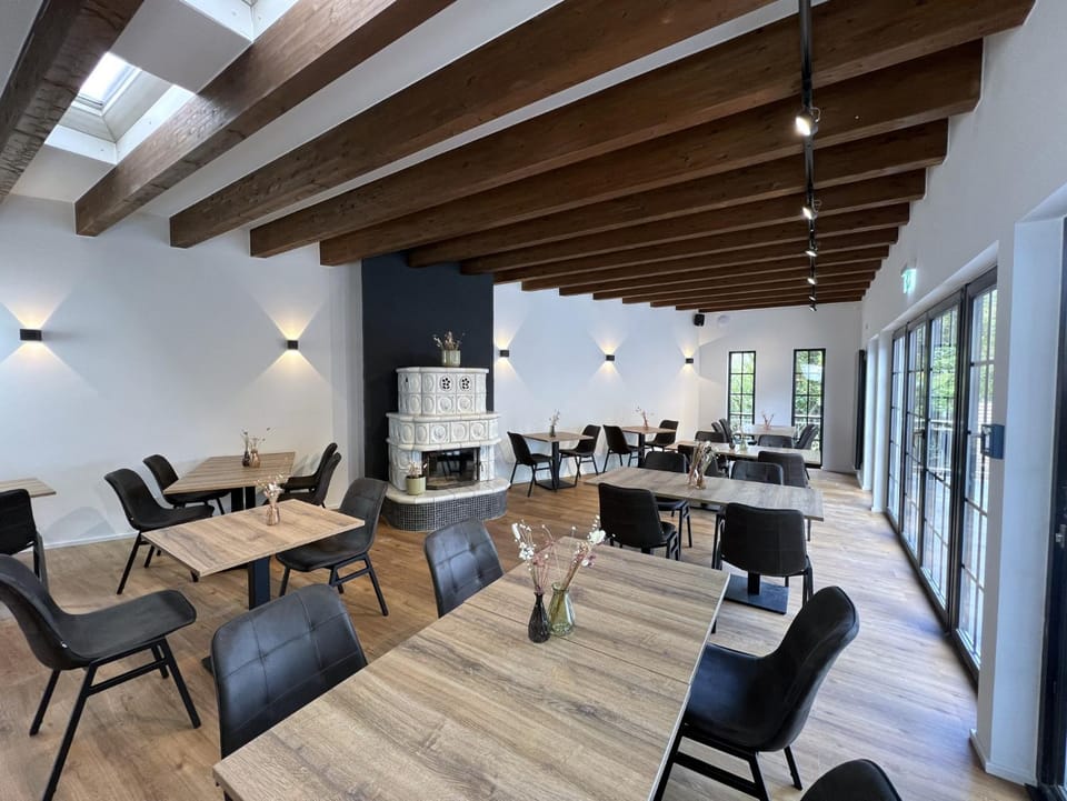 Seating area, Dining area