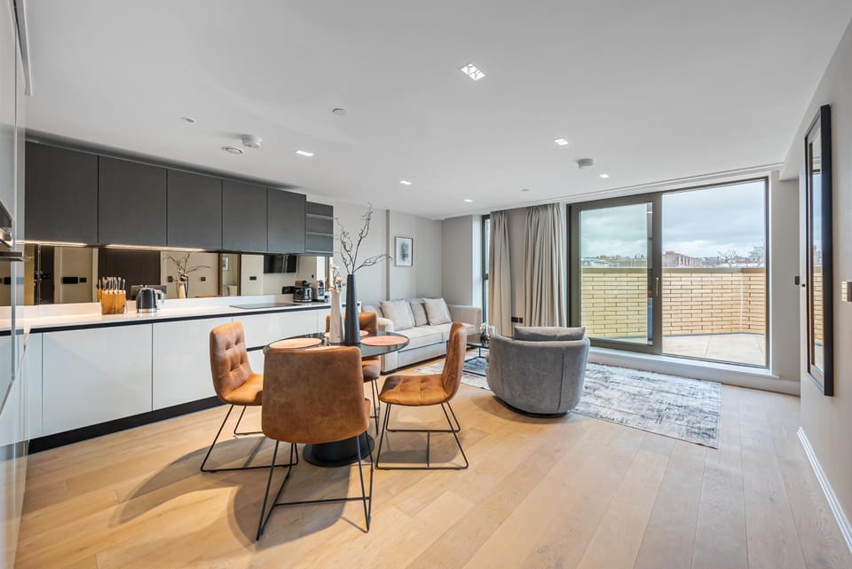 Kitchen or kitchenette, Dining area