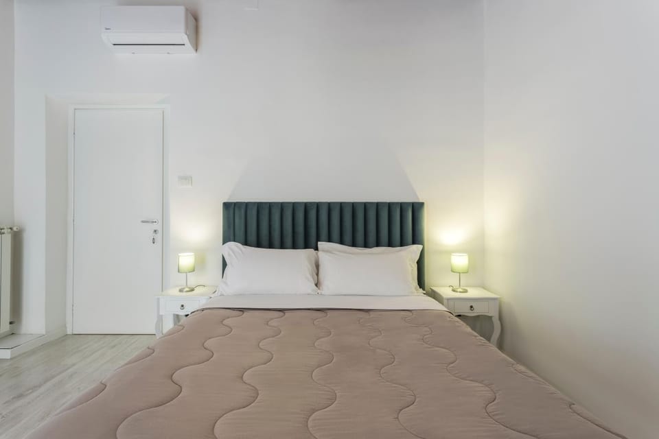 Bed, Photo of the whole room, Bedroom, air conditioner