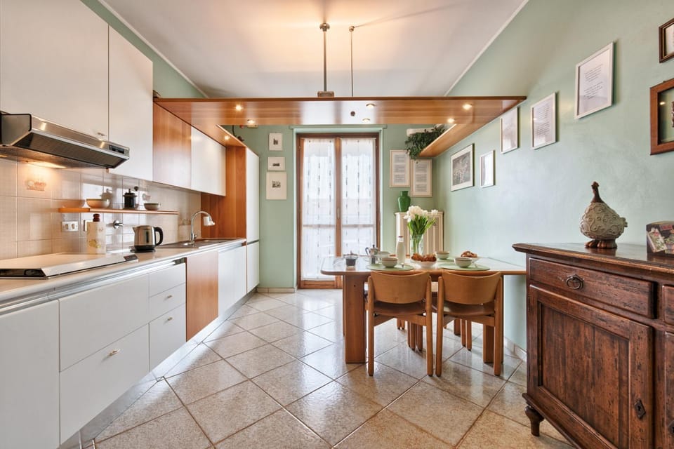 Kitchen or kitchenette, Dining area, stove