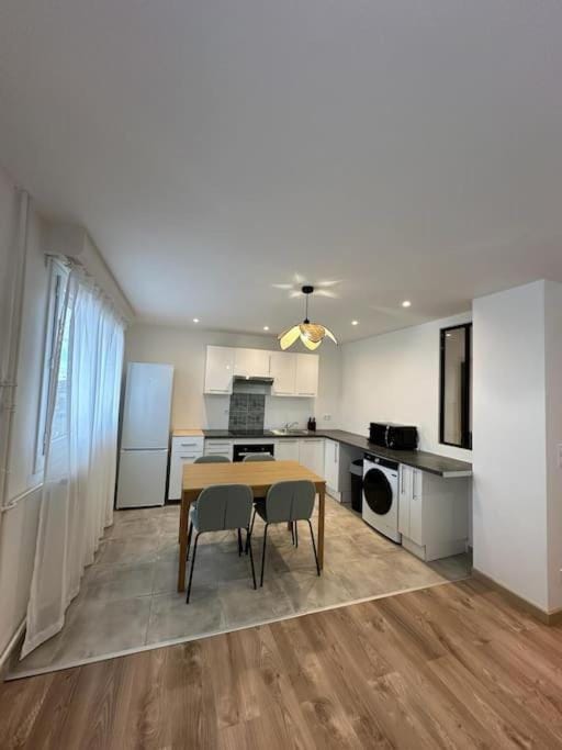 Kitchen or kitchenette, Dining area, minibar