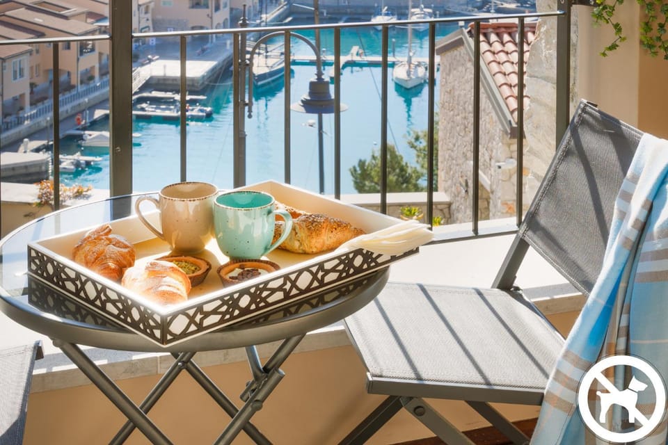 Natural landscape, View (from property/room), View (from property/room), Balcony/Terrace, Seating area, Dining area, Sea view