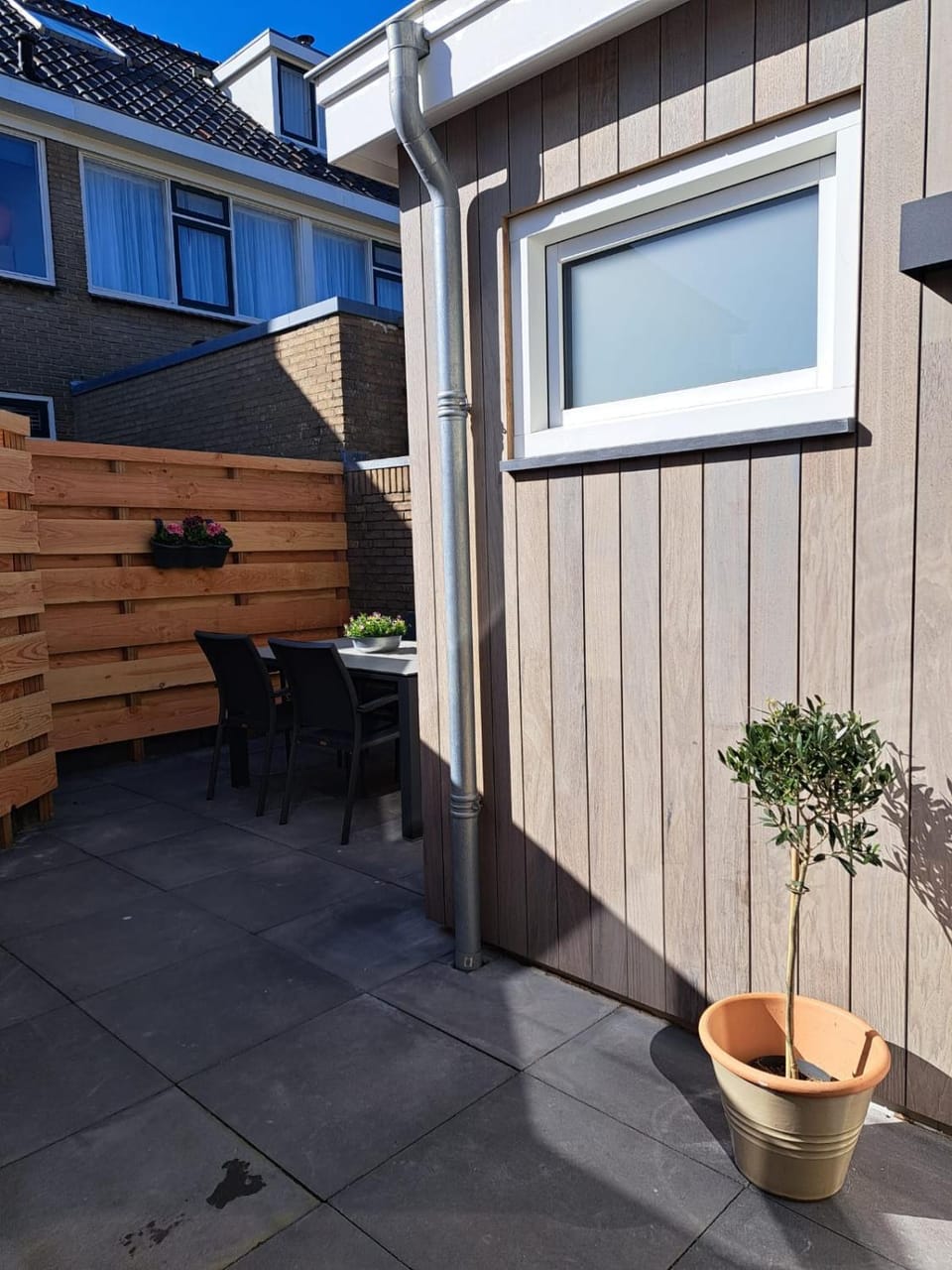 Property building, Patio, Day, Balcony/Terrace, Dining area