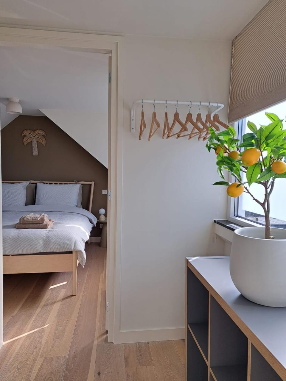 Bed, Bedroom, towels