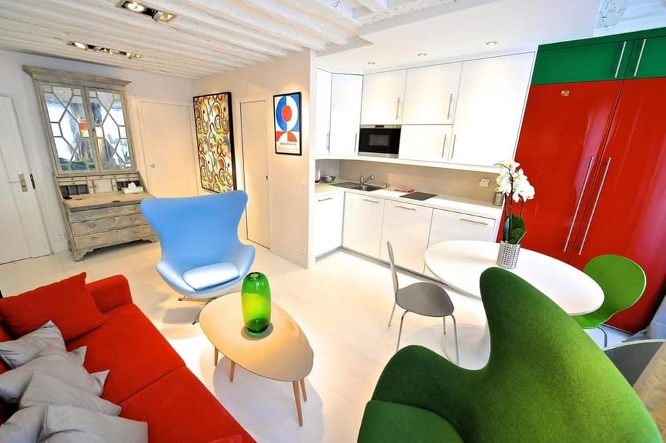 Kitchen or kitchenette, Living room, Seating area, Dining area