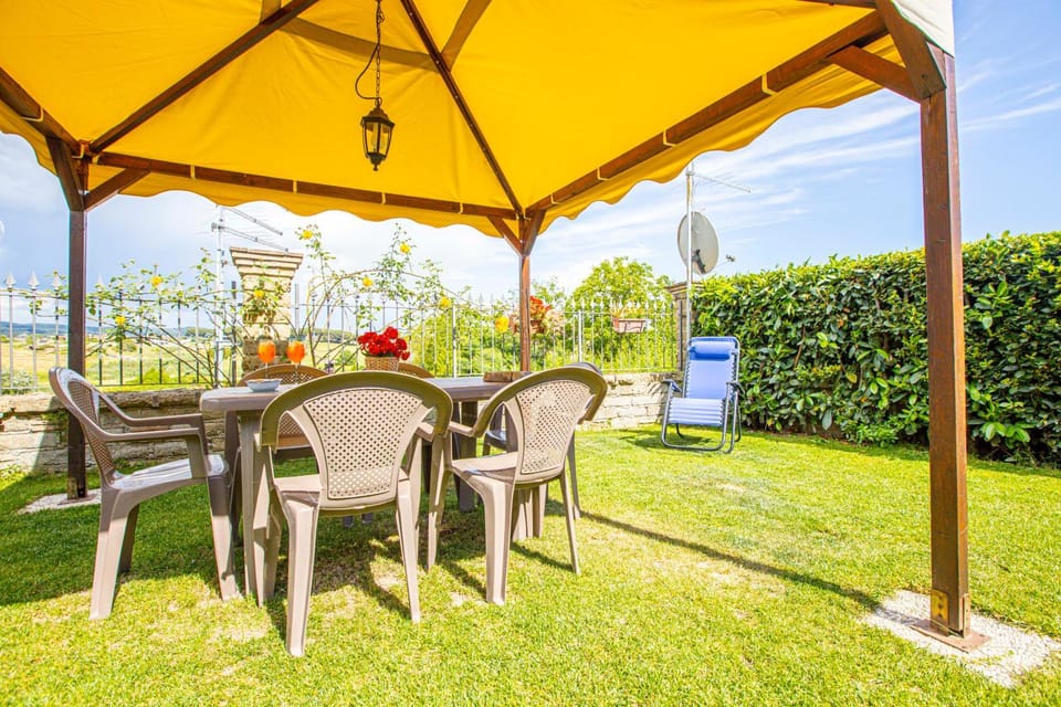 Patio, Day, Dining area