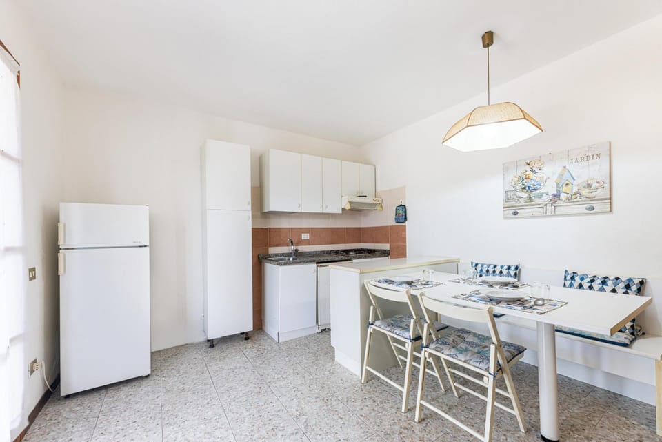 Kitchen or kitchenette, Dining area, stove