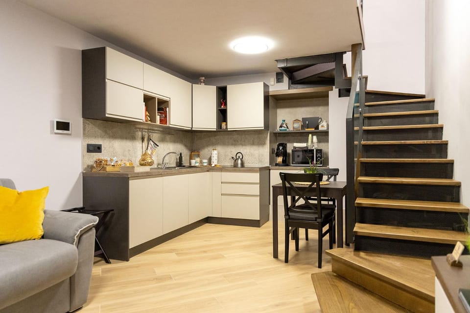 Coffee/tea facilities, Kitchen or kitchenette, Living room, Seating area, Dining area