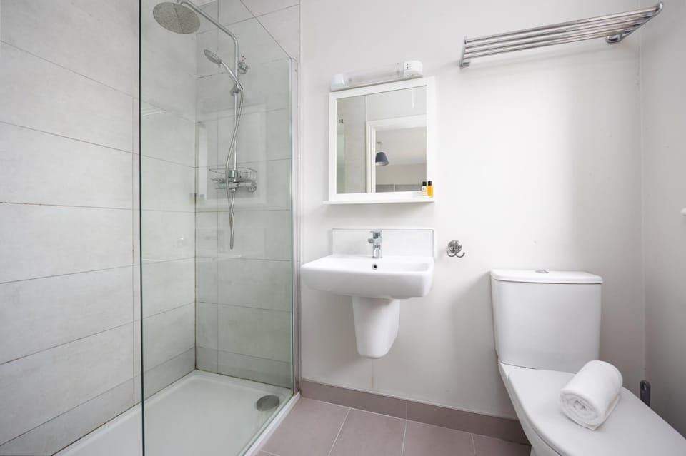 Shower, Toilet, Bathroom, towels