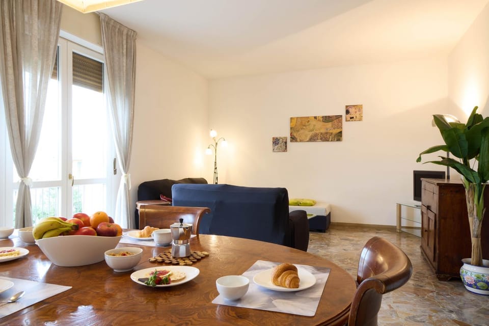 Living room, Seating area, Dining area, air conditioner