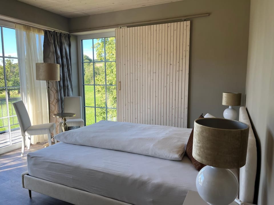 Photo of the whole room, Bedroom