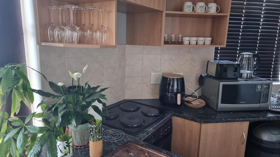 Coffee/tea facilities, Kitchen or kitchenette, stove, toaster