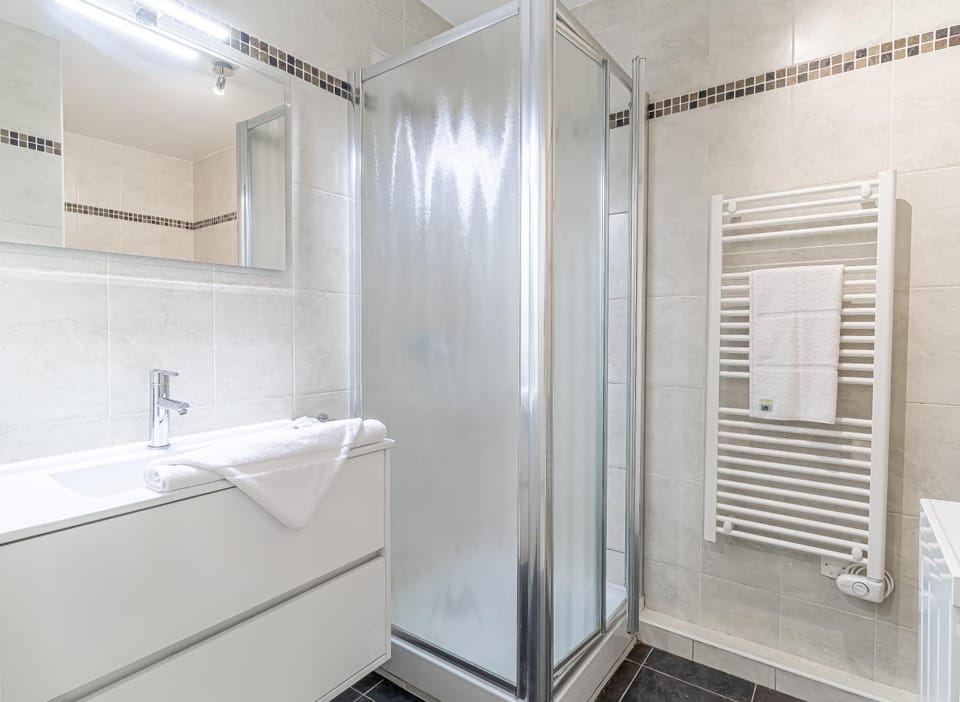 Peaceful studio swimming pool near Menton House in Roquebrune-Cap-Martin