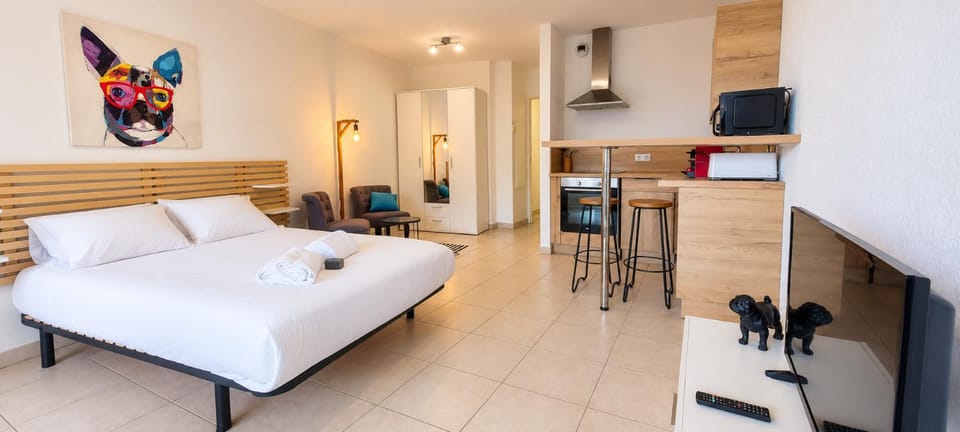 Peaceful studio swimming pool near Menton House in Roquebrune-Cap-Martin