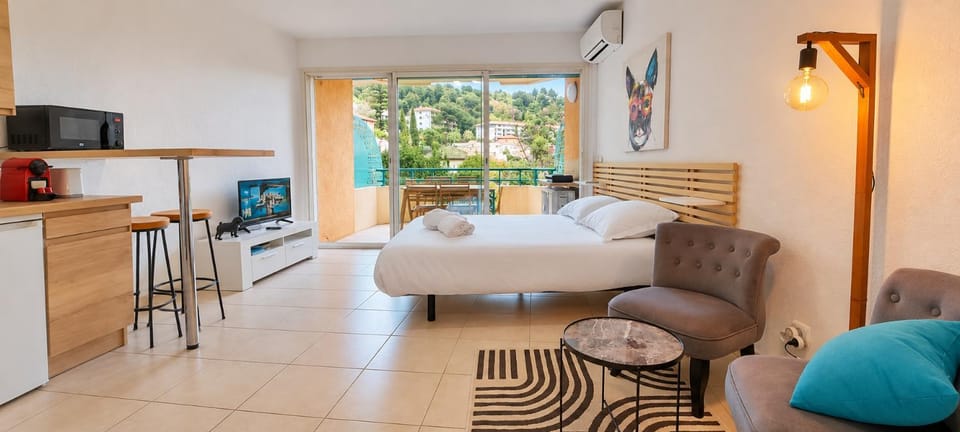 Peaceful studio swimming pool near Menton House in Roquebrune-Cap-Martin