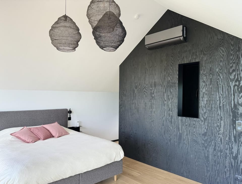 Bed, Bedroom, air conditioner