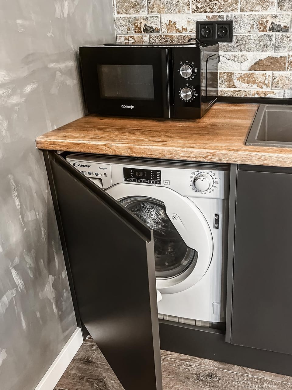 Kitchen or kitchenette, minibar, washing machine