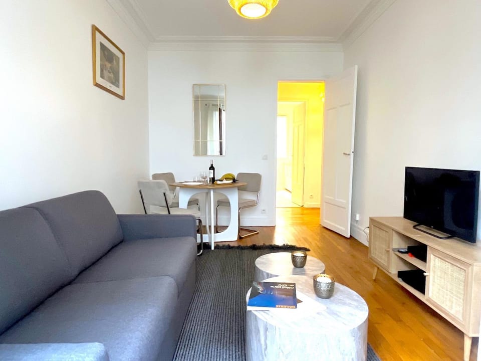 Bed, TV and multimedia, Living room, Seating area, Dining area, Bedroom
