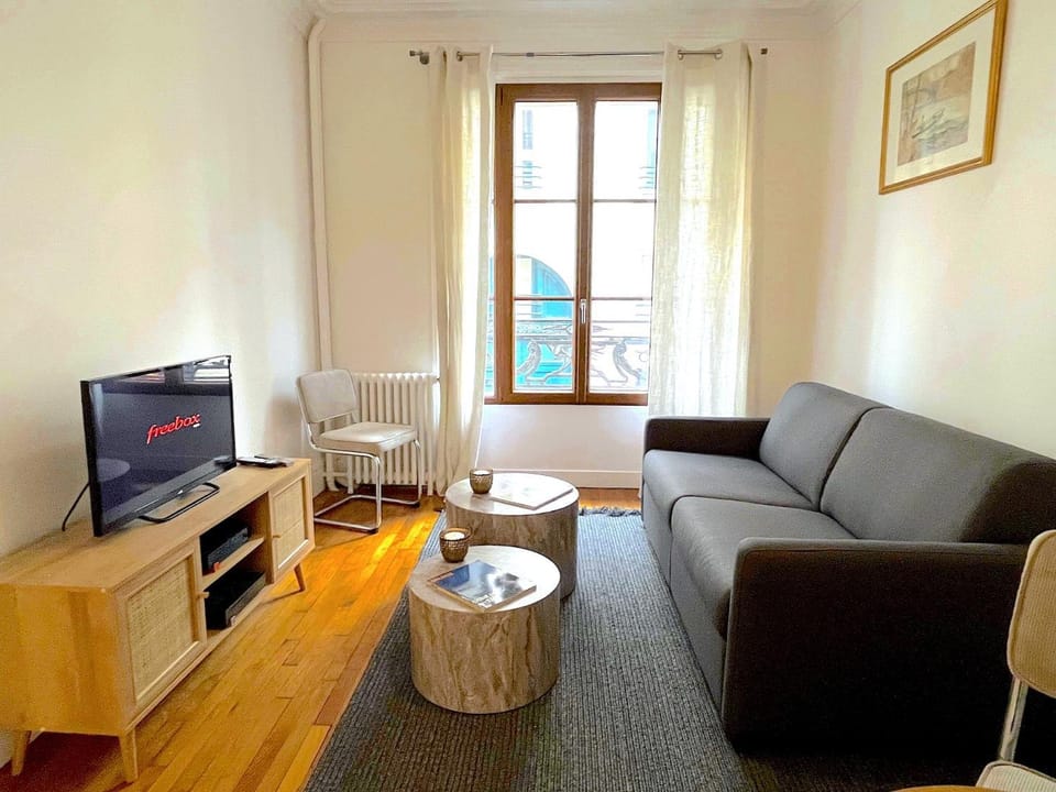 Bed, TV and multimedia, Living room, Seating area, Bedroom