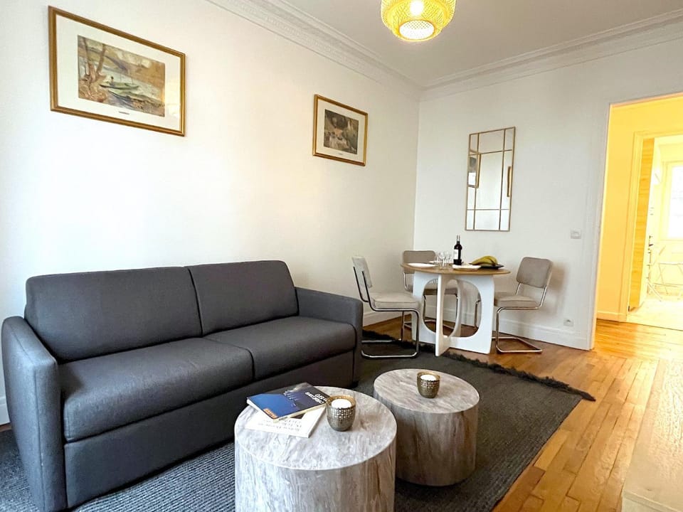 Bed, Seating area, Dining area