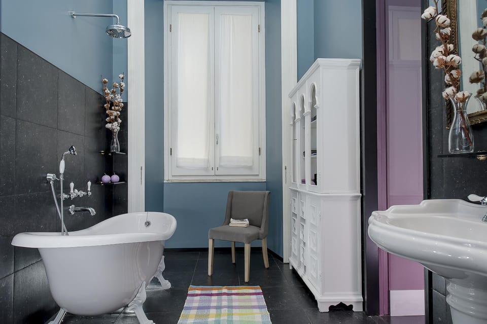 Bathroom, Photo of the whole room, Decorative detail