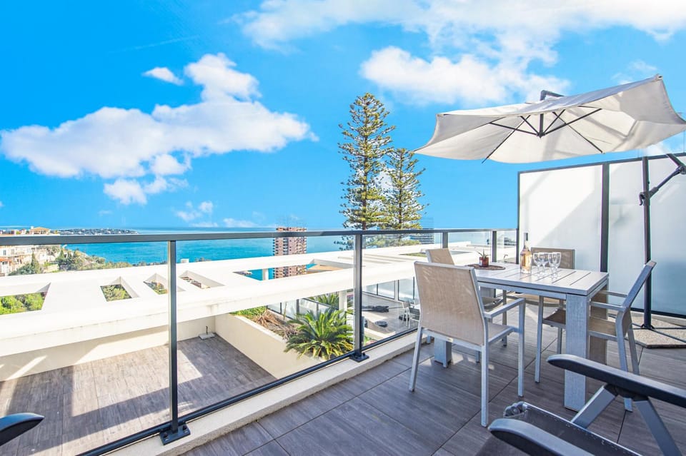 View (from property/room), Balcony/Terrace, Dining area, Sea view, sunbed