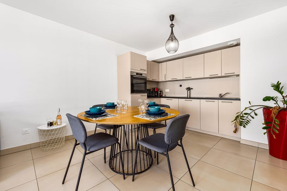 Coffee/tea facilities, Dining area, microwave, oven, stove