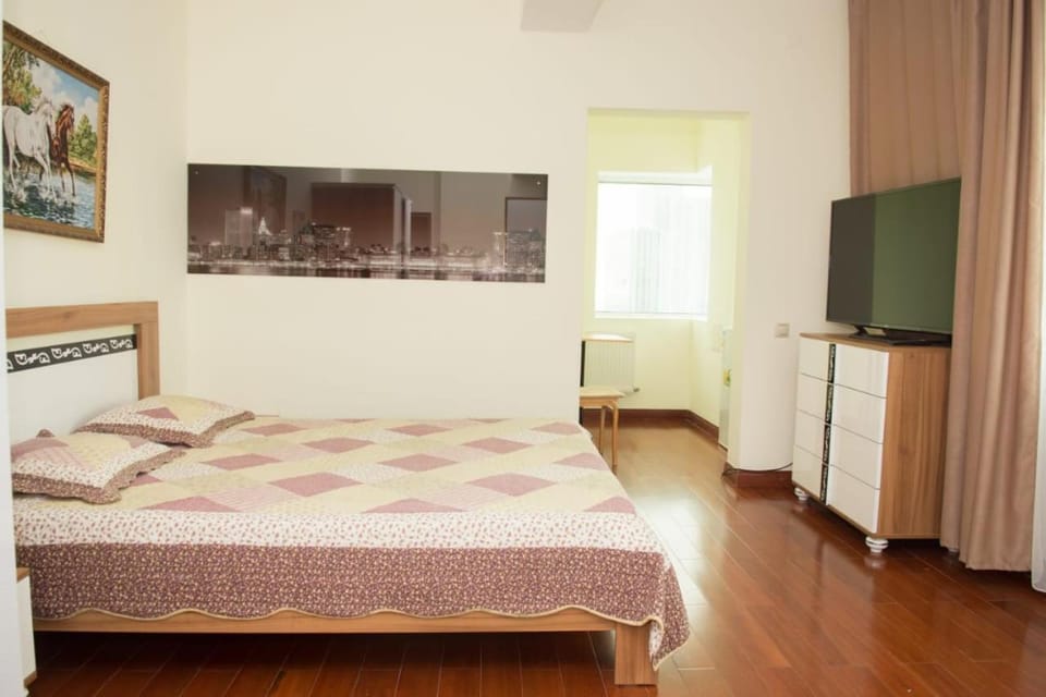 Bed, TV and multimedia, Photo of the whole room