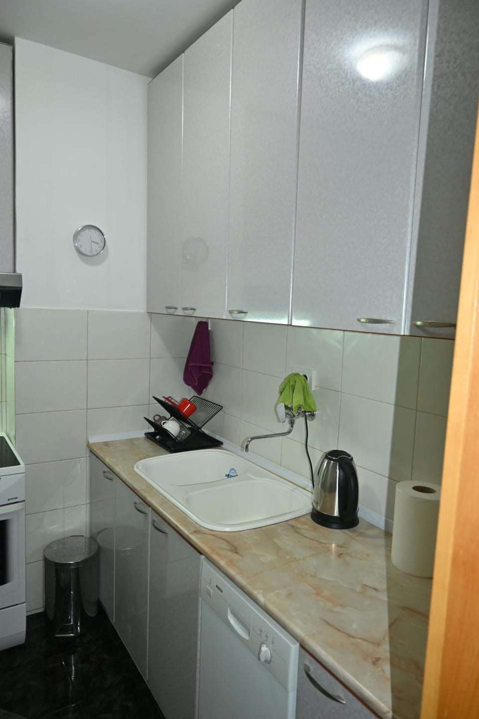 Kitchen or kitchenette, minibar