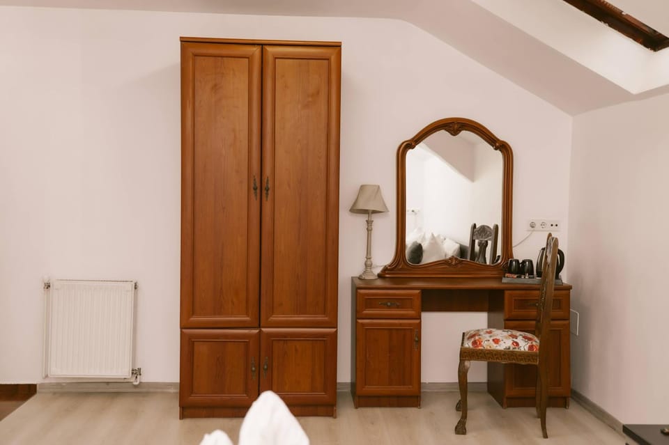 Urban Rooms - Self Check-in Ultra Central Medias Bed and Breakfast in Romania